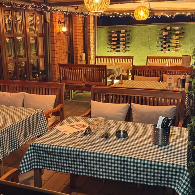 Ein Stück Italien direkt in Köln-Porz. 🇮🇹✨ Suchst du den perfekten Ort für einen entspannten Abend? Unsere Terrasse wartet schon auf dich. Komm vorbei, genieße ein Glas Wein und lass dich von unserer Küche verzaubern.  #TrattoriaMamma #KölnPorz #ItalienischEssen #NeapolitanischePizza #CologneEats Trattoria KölnGenuss PizzaLovers Abendessen ItalienStyle