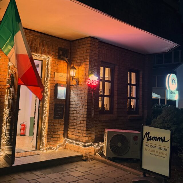 Ein Stück Italien direkt um die Ecke! ✨ Bei uns erwartet dich nicht nur echtes italienisches Essen, sondern ein Gefühl von Zuhause. Komm vorbei und lass dich verwöhnen. 🇮🇹 #TrattoriaMamma #ItalienischeKüche #Abendessen #GenussMomente #PizzaLiebe PastaAbend GemütlicherAbend ItalienInDeutschland